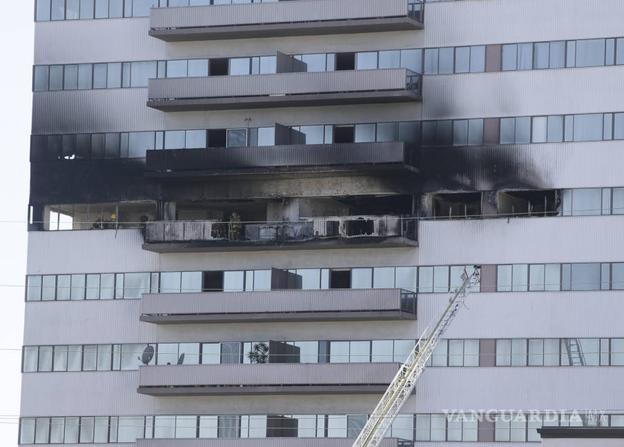 $!Bomberos logran controlar un incendio en un edificio residencial de 25 pisos en Los Ángeles