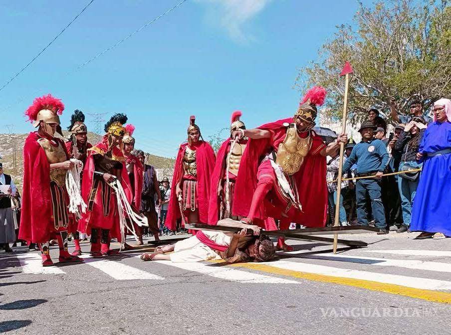 $!Actores del grupo Cristo Rey dramatizan los últimos momentos de Jesús ante una multitud que recorrió las 15 estaciones.