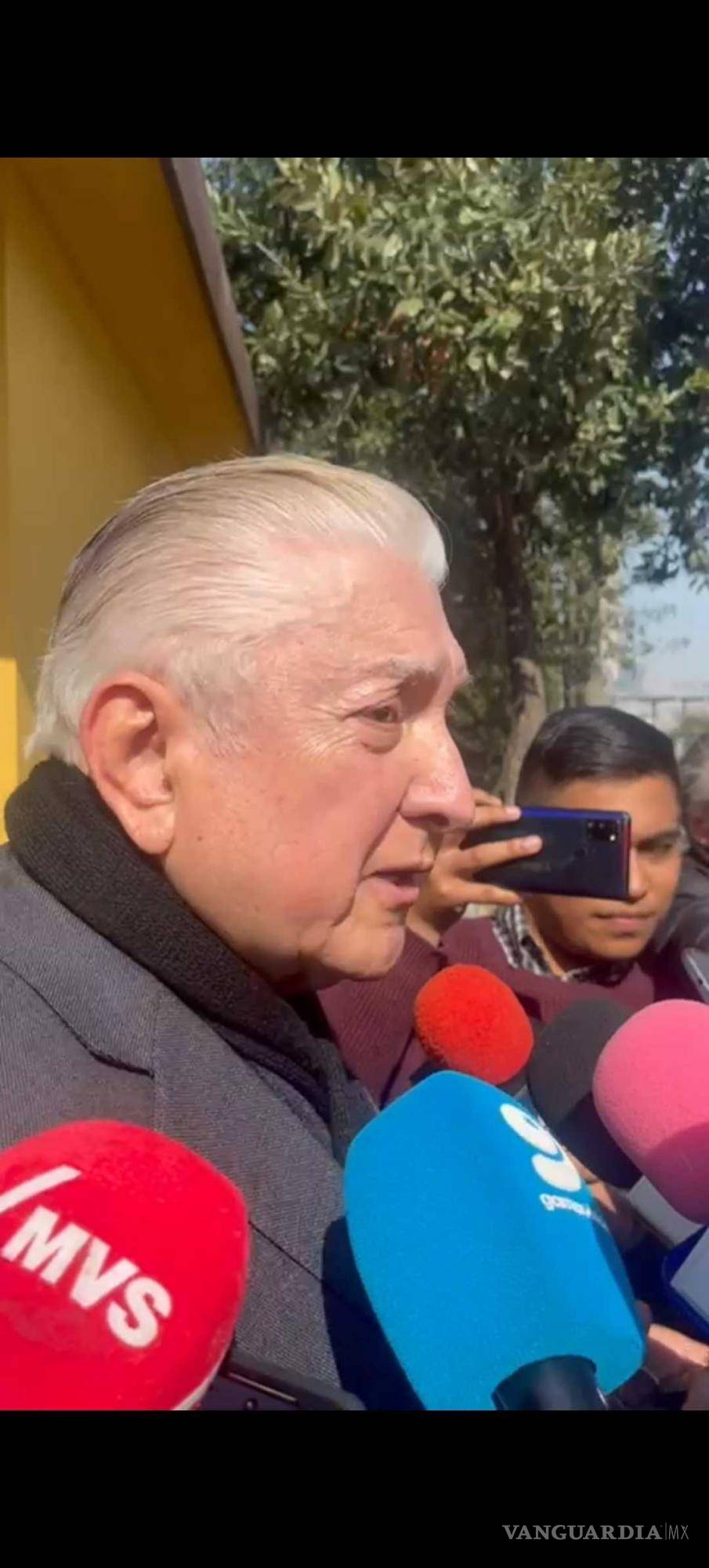 $!Ex gobernador de Nuevo León, Sócrates Rizzo, da palabras de despedida a Carlos Bremer.