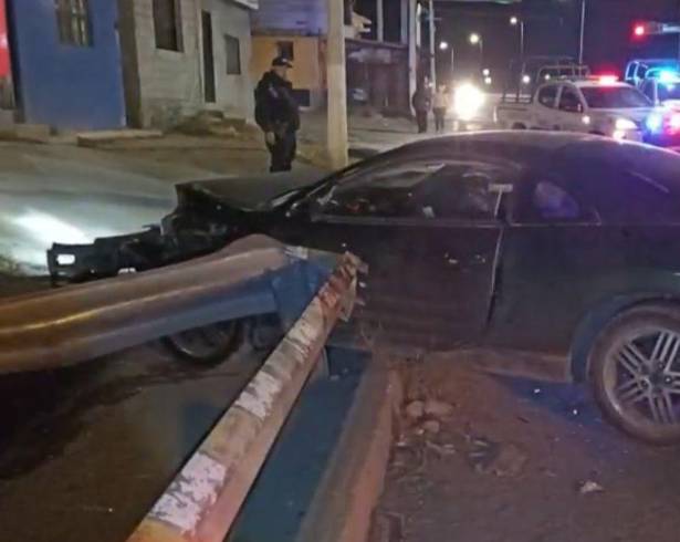 El vehículo Mitsubishi Eclipse quedó con severos daños en la parte frontal tras impactarse contra el muro de contención.