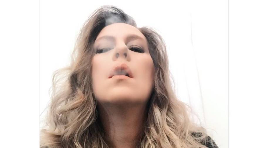 Productora de Martha Debayle publica foto fumando