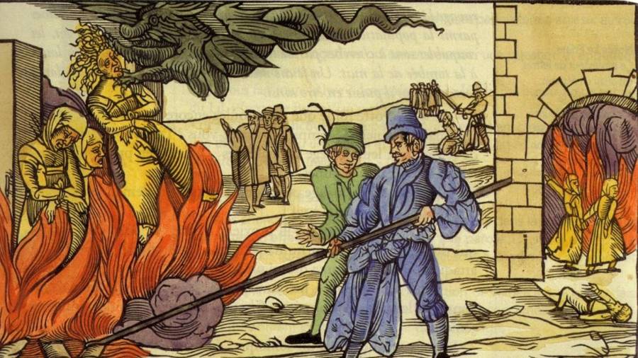 Grabado medieval mostrando a dos hombres atizando una hoguera sobre la cual arden tres mujeres.