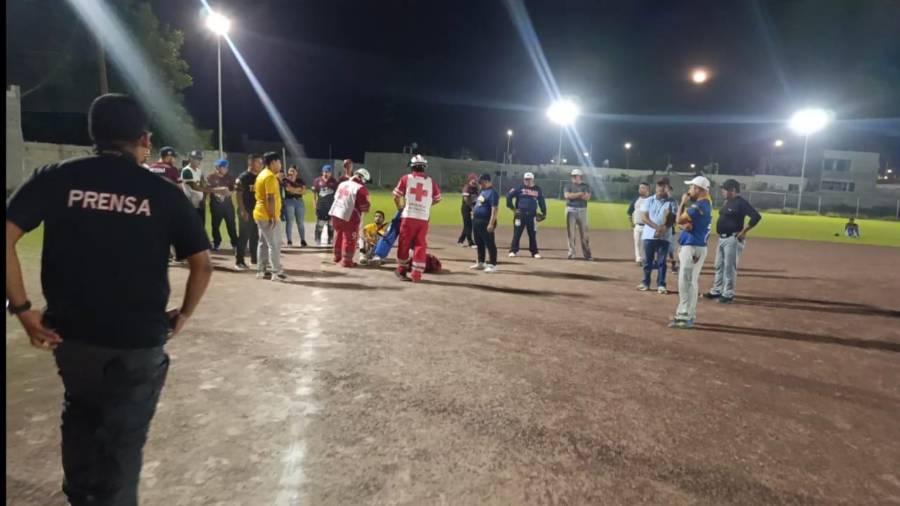 El accidente ocurrió en uno de los campos deportivos del Valle de Parras, donde diariamente se reúnen decenas de personas para practicar softbol y participar en encuentros recreativos.