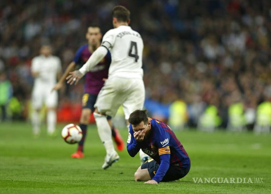 $!La agresión de Sergio Ramos a Messi que no fue sancionada en el Clásico