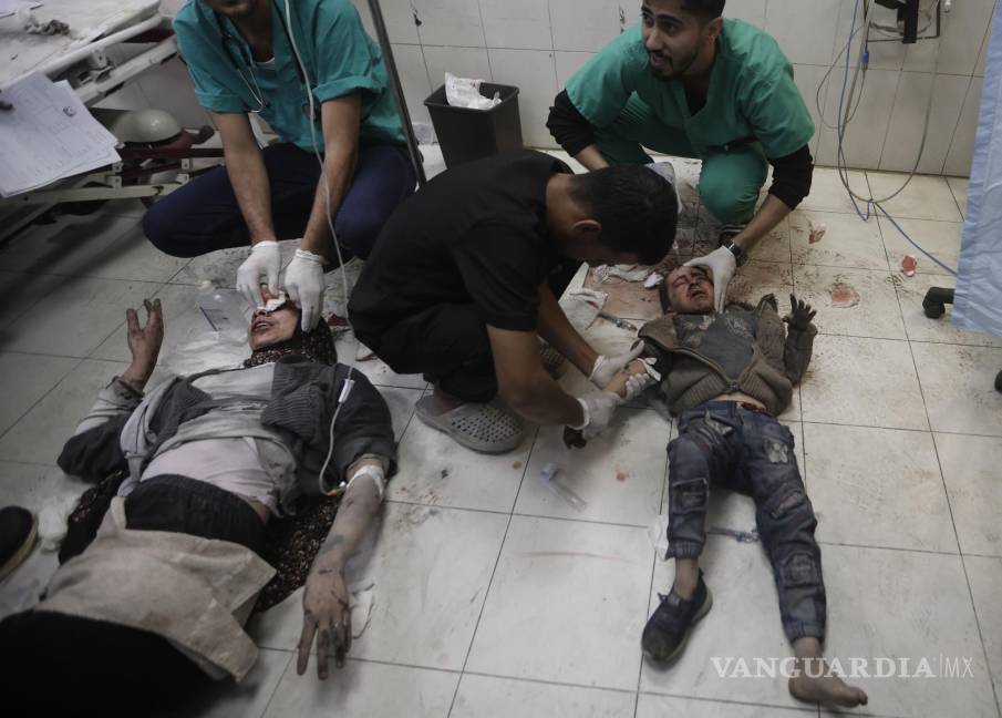 $!Este domingo se seguían acumulando los palestinos heridos en los bombardeos, algunos de los cuales eran atendidos en el hospital Nasser, en Khan Younis.