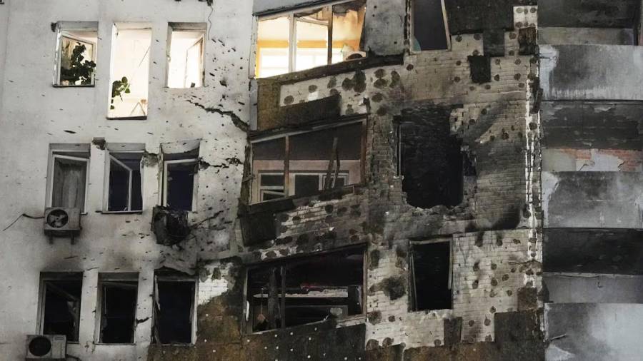 Se observa un edificio residencial dañado tras un ataque ruso en Kiev, donde varios distritos fueron alcanzados el viernes. En otras partes de Ucrania, un misil hipersónico causó daños en lo que Rusia calificó como un ataque de represalia.