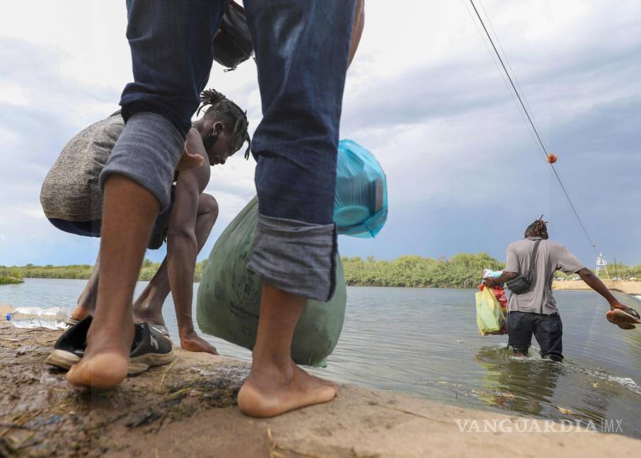 $!Haitianos a través del río Bravo, tras lograr cruzar, se instalan en un campamento que acondicionaron debajo