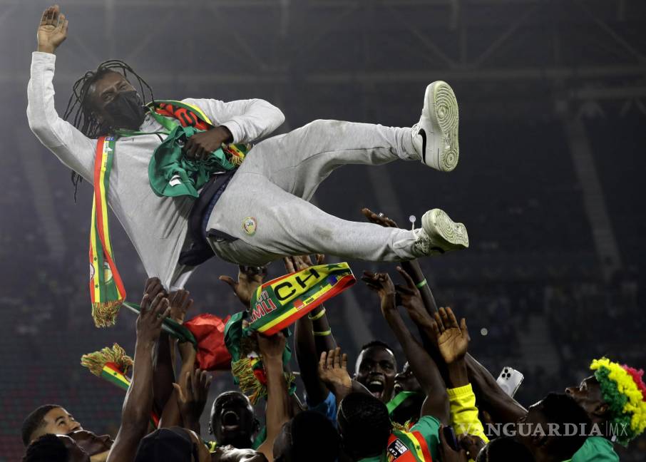 $!Jugadores de Senegal celebran con el entrenador en jefe de Senegal, Aliou Cisse, después de ganar el último partido de fútbol de la Copa Africana de Naciones.