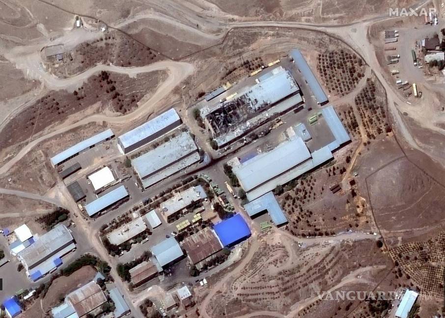 $!Una imagen satelital fde un edificio destruido de la Fuerza Aérea del Cuerpo de la Guardia Revolucionaria de Irántras los ataques aéreos israelíes en Teherán, Irán.