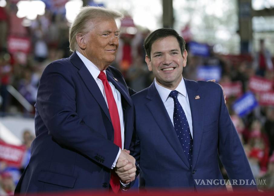 $!El candidato presidencial republicano Donald Trump saluda al senador Marco Rubio, republicano por Florida, durante un acto de campaña en el J.S. Dorton Arena