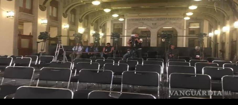 'Un Día sin Ellas': Mañanera de AMLO luce vacía sin mujeres; reporteras se ausentan por paro nacional