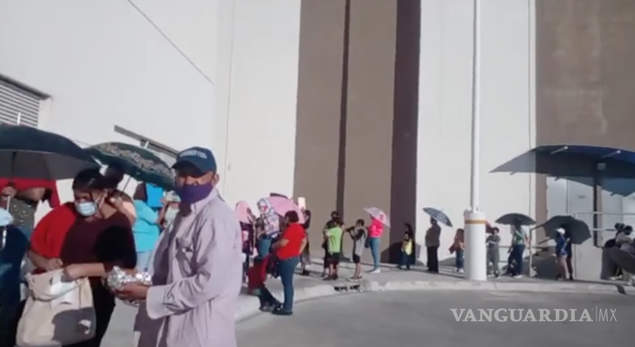 $!Familias se auxiliaron con sombrillas para evitar el sol matutino.