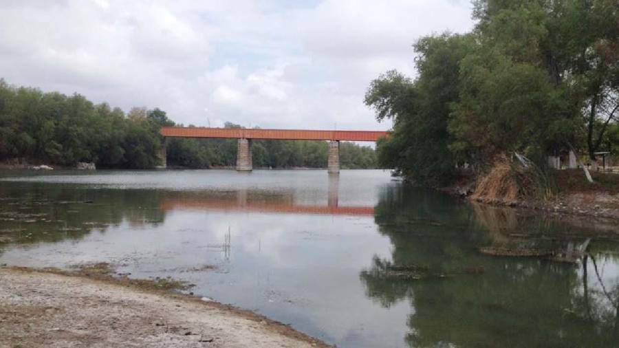 Conagua confirmó descargas de aguas residuales sin tratamiento hacia afluentes del río Sabinas.