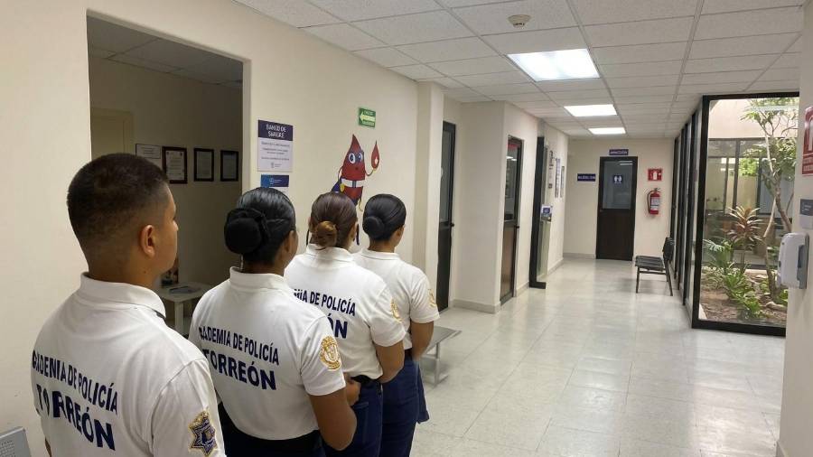 Un grupo de cadetes de la Academia de Policía de Torreón espera su turno para donar sangre para los heridos del ataque en la Secundaria 13 de La Unión.