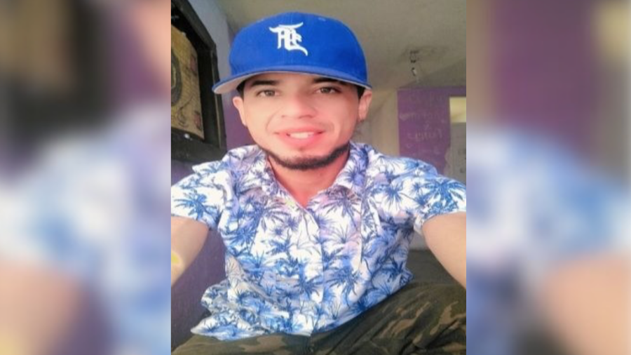 La ficha destaca como seña particular un tatuaje de labios en el cuello.