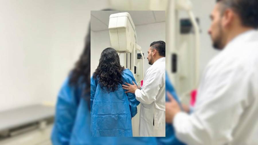 Personal del Departamento de Imagenología asiste a una paciente durante la realización de un estudio de rayos X.