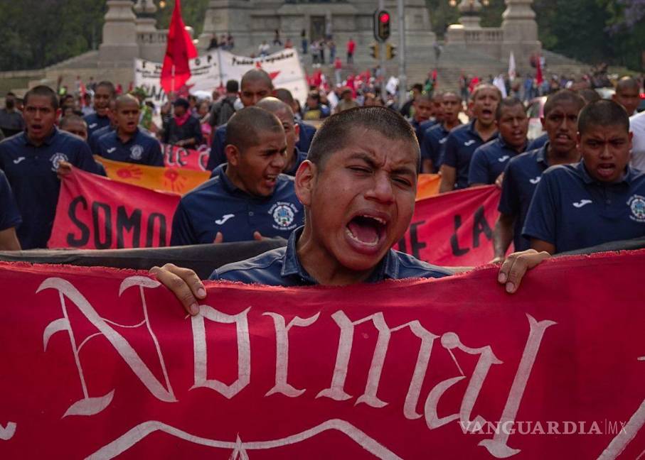 $!CIUDAD DE MÉXICO, 26 FEBRERO 2025.- Familiares y estudiantes marchan de manera pacifica desde el Ángel de la Independencia recorriendo reforma por los estudiantes normalistas desaparecidos de Ayotzinapa en la protesta mensual que realizan desde hace 10 años y 5 meses.