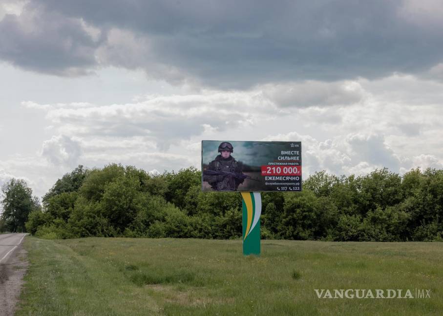 $!Un cartel de reclutamiento militar en Rusia, cerca de la frontera con Ucrania, dice: ”Juntos somos más fuertes”. Puesto prestigioso, desde 210.000 rublos al mes.