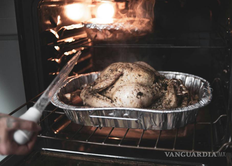 $!¿Es malo lavar el pollo antes de cocinarlo? Estos son los peligros que corres si realizas esta práctica