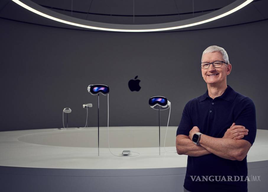 $!El CEO de Apple, Tim Cook, con Apple Vision Pro en la Conferencia Mundial de Desarrolladores de Apple (WWDC) de 2023 en Cupertino, California.