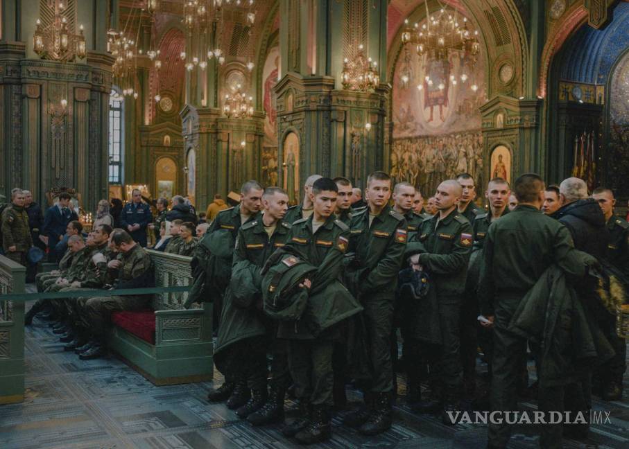 $!Conscriptos en la Catedral de las Fuerzas Armadas Rusas, dedicada a “las hazañas militares del pueblo ruso”, en Moscú