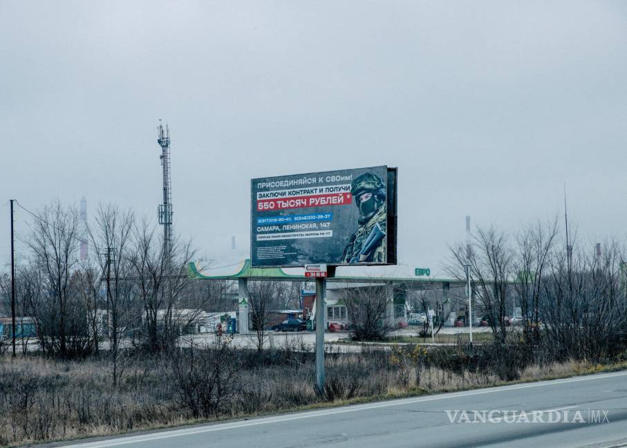 $!Un cartel de reclutamiento militar que ofrece 550,000 rublos en Ovsyanka, Rusia.