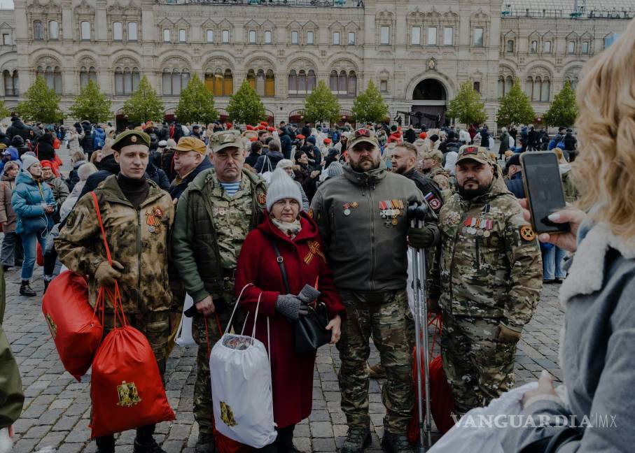 $!Veteranos que lucharon en Ucrania posan para una fotografía al final del desfile del Día de la Victoria en Moscú.
