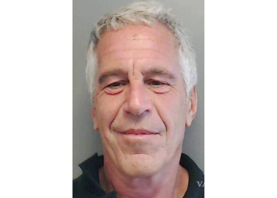 $!La carta fue recopilada por Ghislaine Maxwell como parte de un álbum de cumpleaños para Epstein años antes de que fuera arrestado por primera vez.