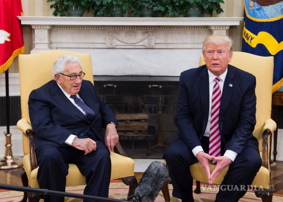 $!El entonces presidente estadounidense, Donald Trump, en un encuentro con el ex secretario de Estado Henry Kissinger en la Casa Blanca el 10 de mayo de 2017.