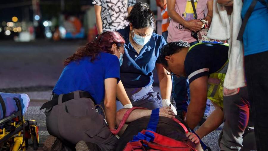 Socorristas inmovilizaron a la afectada para trasladarla a un hospital y realizarle una valoración médica.