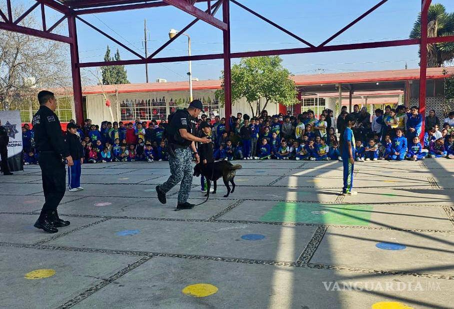 $!Los agentes caninos Billy y Wera realizan demostraciones de detección y protección.