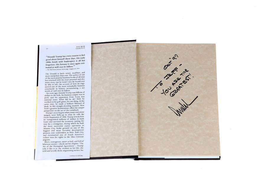$!Foto de una inscripción en un ejemplar del libro de Donald Trump, “Trump: El Arte del Regreso”, que pertenecía a Jeffrey Epstein.