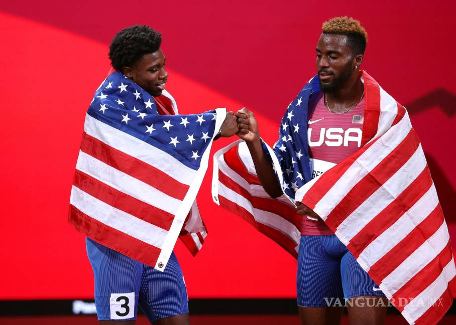 $!El medallista de plata Kenneth Bednarek (d) y el medallista de bronce Noah Lyles (i), ambos de EUA, celebran después de la final masculina de 200 metros durante los eventos de atletismo de los Juegos Olímpicos de Tokio 2020. EFE