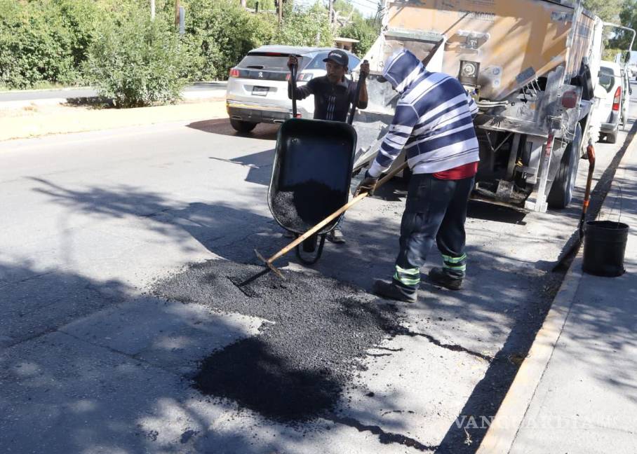 $!Las acciones de mantenimiento vial se extendieron a colonias del oriente de la ciudad, como La Aurora y Lomas de Lourdes, en atención a reportes ciudadanos.