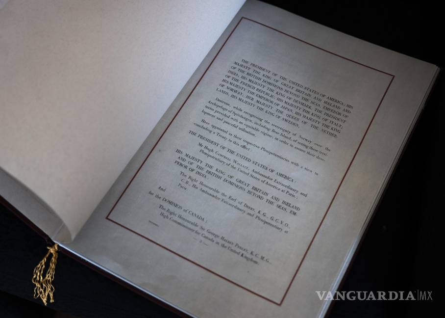 $!Una copia del Tratado de Svalbard en la oficina del gobernador en Longyearbyen, Svalbard, un archipiélago ártico noruego al oeste del norte de Groenlandia.