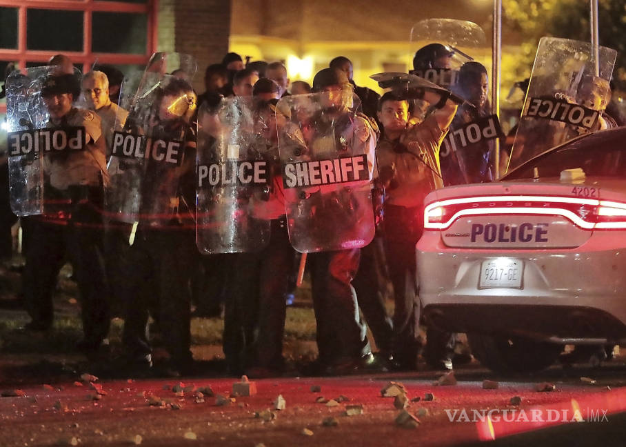 $!Turba ataca a la Policía en Memphis tras la muerte de un prófugo