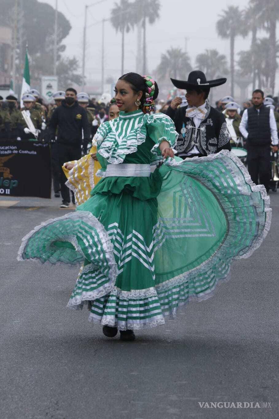 $!Las bajas temperaturas que han llegado de la mano del frente frío, no fueron impedimento para que se llevara a cabo el desfile.