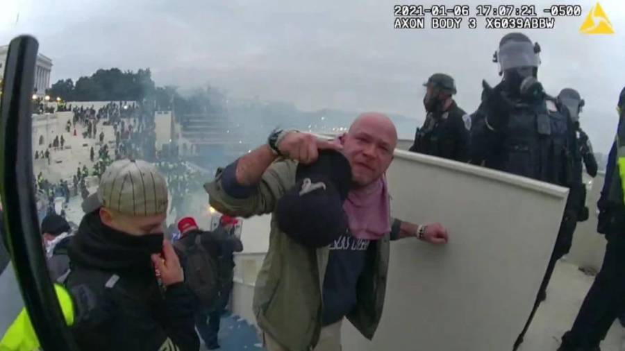 Esta imagen de un video proporcionado por el Departamento de Justicia, tomada con una cámara corporal policial, muestra a Andrew Paul Johnson en la Terraza Inferior Oeste del Capitolio en Washington.