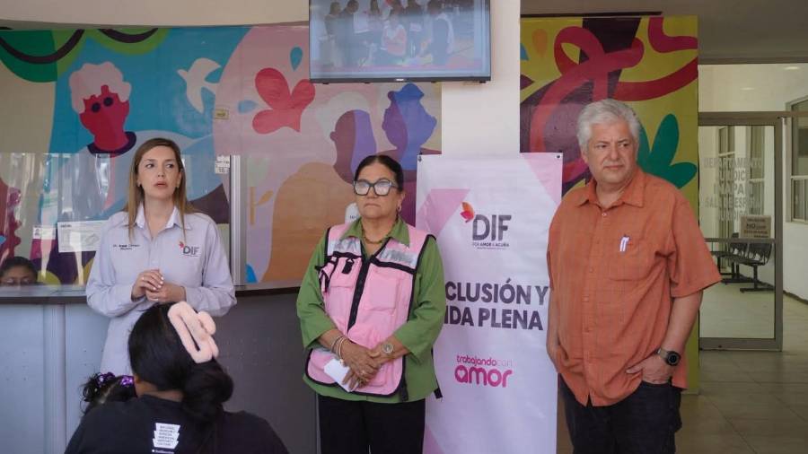 Personal especializado realizó toma de medidas para adaptar las sillas a cada paciente.