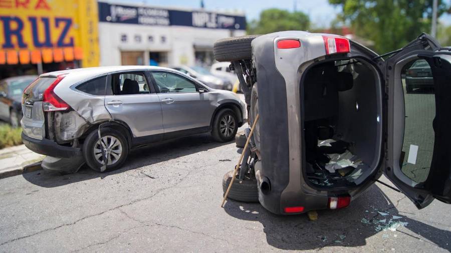 La Kia Sorento terminó sobre uno de sus costados luego de golpear una camioneta que se encontraba estacionada.