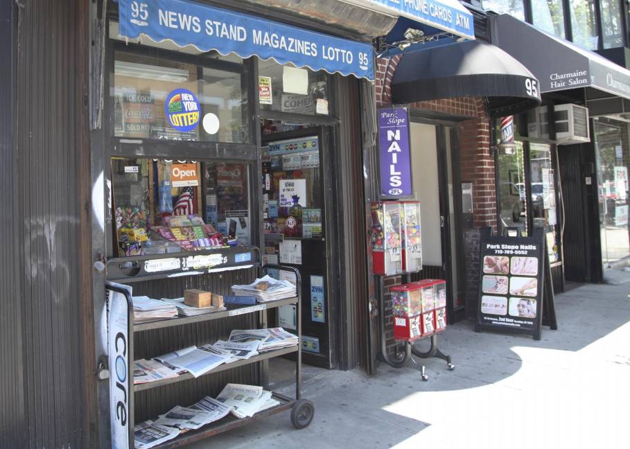 $!Varios periódicos locales aparecen frente a una tienda de conveniencia en el distrito de Brooklyn de Nueva York el 30 de junio de 2022