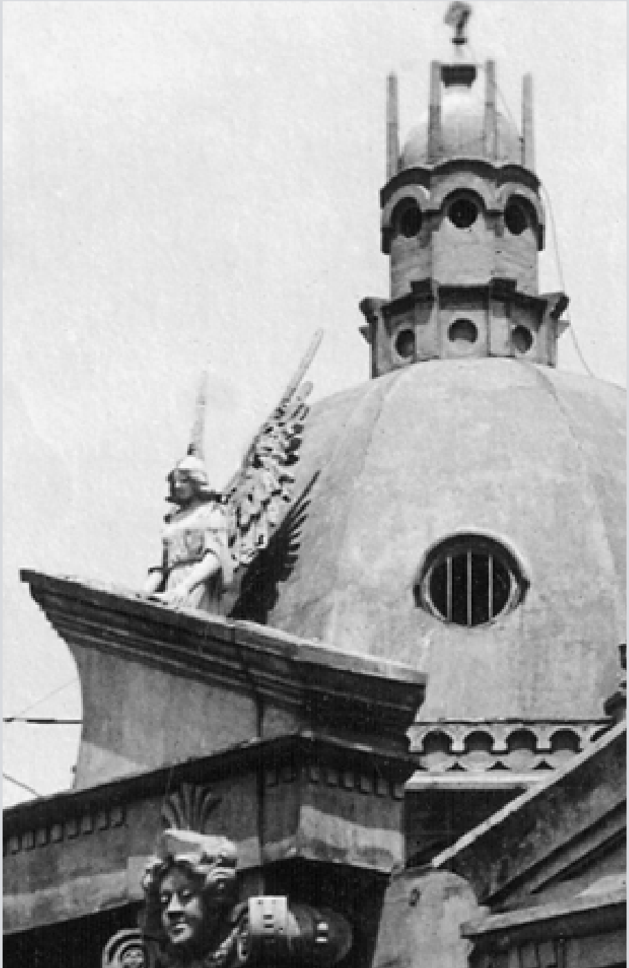 $!Este es un acercamiento a la cúpula del Hospital. Como ya se mencionó en la nota, se aprecian detalles que remontan a una época distante, pues ya no es común ver edificios así en Saltillo. Sin el contexto adecuado, podría parecer más un templo religioso que un centro de salud.