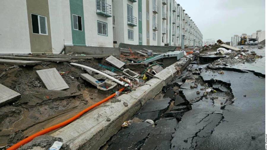 Banquetas partidas, pavimento hundido y redes de servicios destrozadas es el saldo tras las tormentas en el complejo.