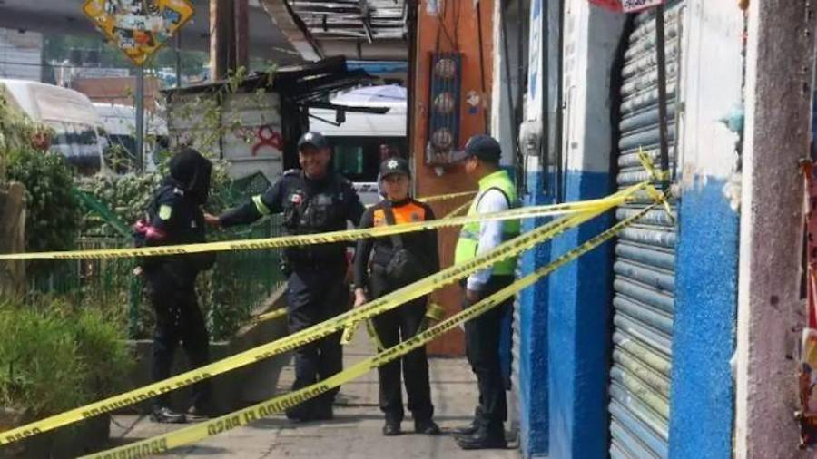Policías resguardan un comercio asaltado en Naucalpan, Estado de México.