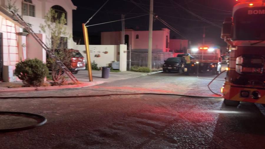 Bomberos trabajaron para rescatar a dos jóvenes atrapadas en el interior de un domicilio en llamas.
