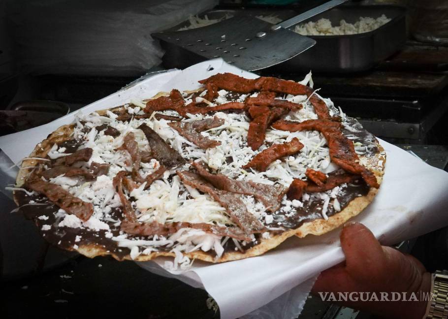 $!Una de las tlayudas más populares en México son las llamadas Tlayudas Xaachila, un restaurante en el corazón del Centro Histórico de la CDMX atendido por la familia Aragón, con 6 años de existencia.