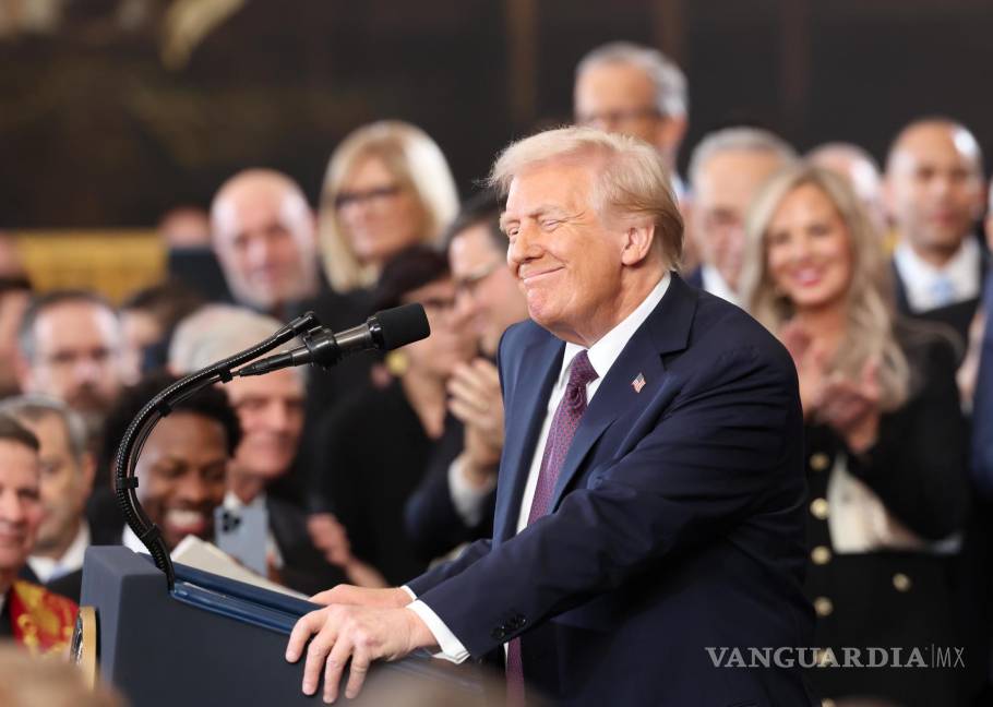 $!El presidente de Estados Unidos, Donald Trump, reacciona después de prestar juramento el día de su investidura presidencial en la Rotonda del Capitolio.