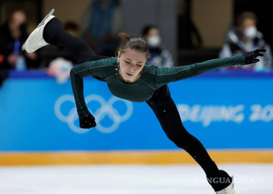 $!La patinadora artística Kamila Valieva del Comité Olímpico Ruso en acción durante una sesión de práctica en Beijing, China. EFE/EPA/How Hwee Young