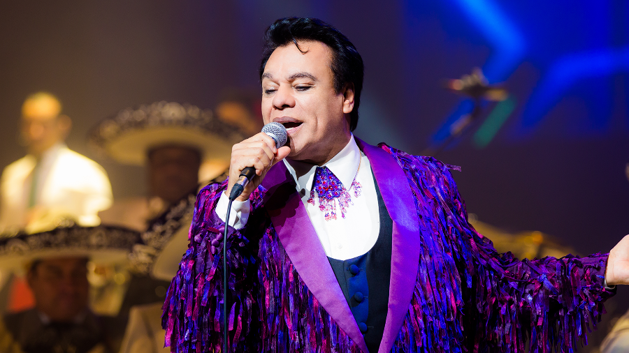 El nuevo documental Juan Gabriel: «Juan Gabriel: Debo, puedo y quiero» revela que el icono de la canción mexicana fue víctima de abuso sexual cuando tenía 13 años.