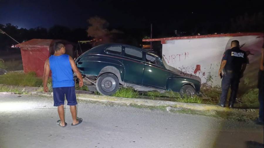 El conductor de un automóvil clásico fue detenido luego de presuntamente intentar agredir a su acompañante y a personal de emergencias tras el accidente.